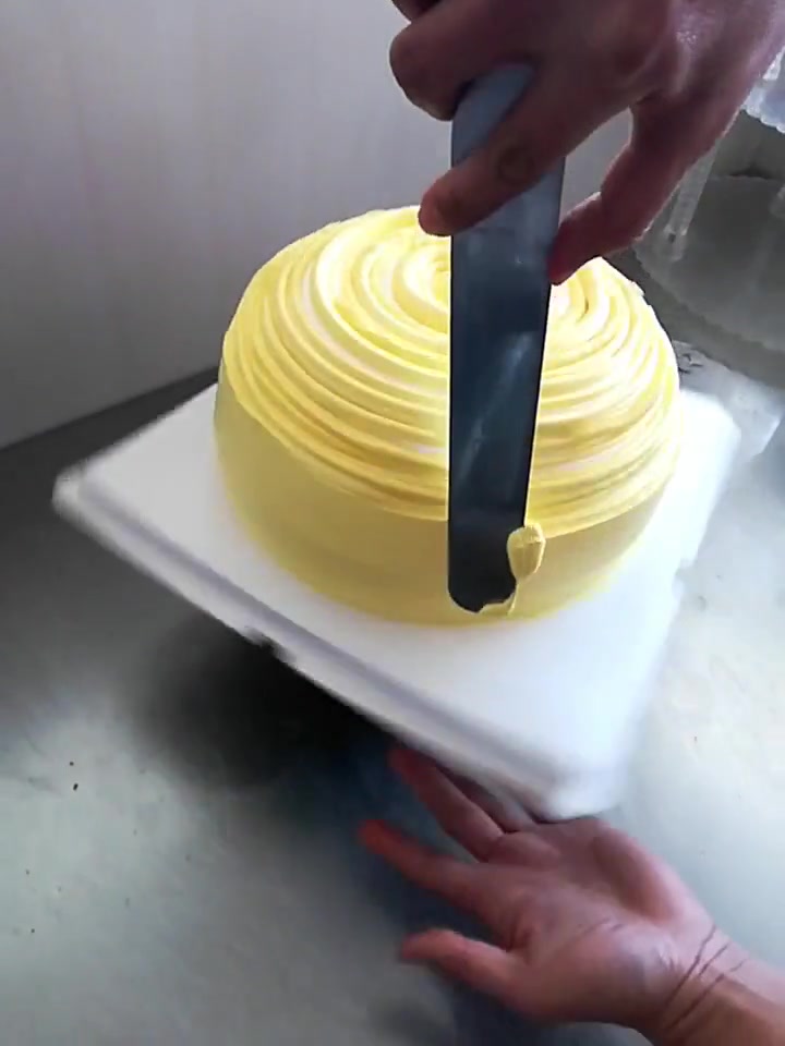 蛋糕师制作的钱袋蛋糕,看着就很精致,超赞