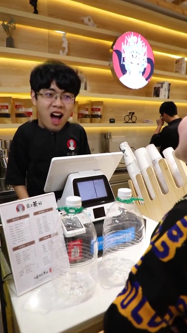 你喝过这么大桶装的奶茶吗,还能喝出来口红哦