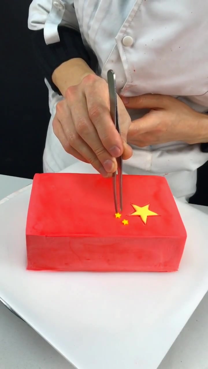 这么精致的五星红旗蛋糕,我都舍不得切了,蛋糕师创意真赞