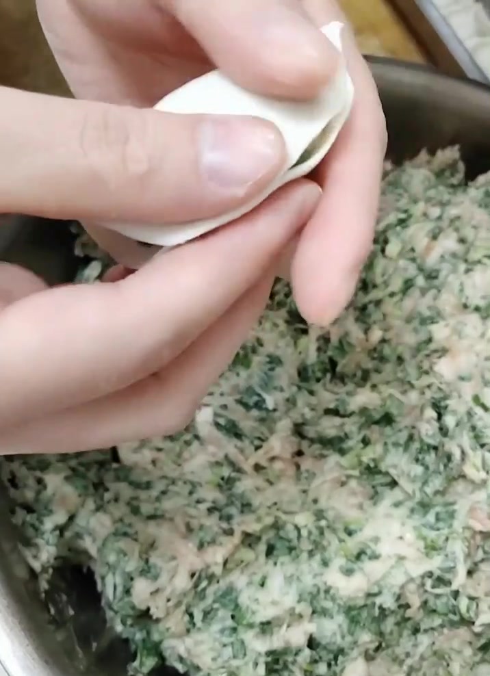 饺子铺师傅手把手教你包饺子,一捏一挤就能成,快来试试吧!