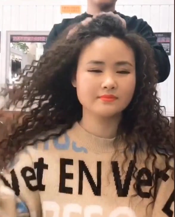 圆脸女生竟然烫了一款泡面头,看到最后我都笑了