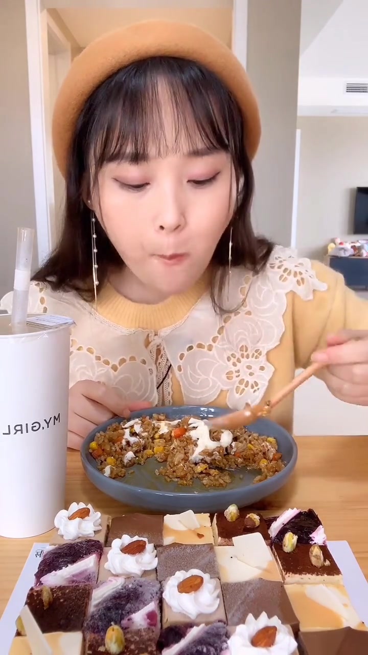 爱吃的菲菲火了,又来吃沙拉酱拌饭菜了,网友:这样一定很好吃!