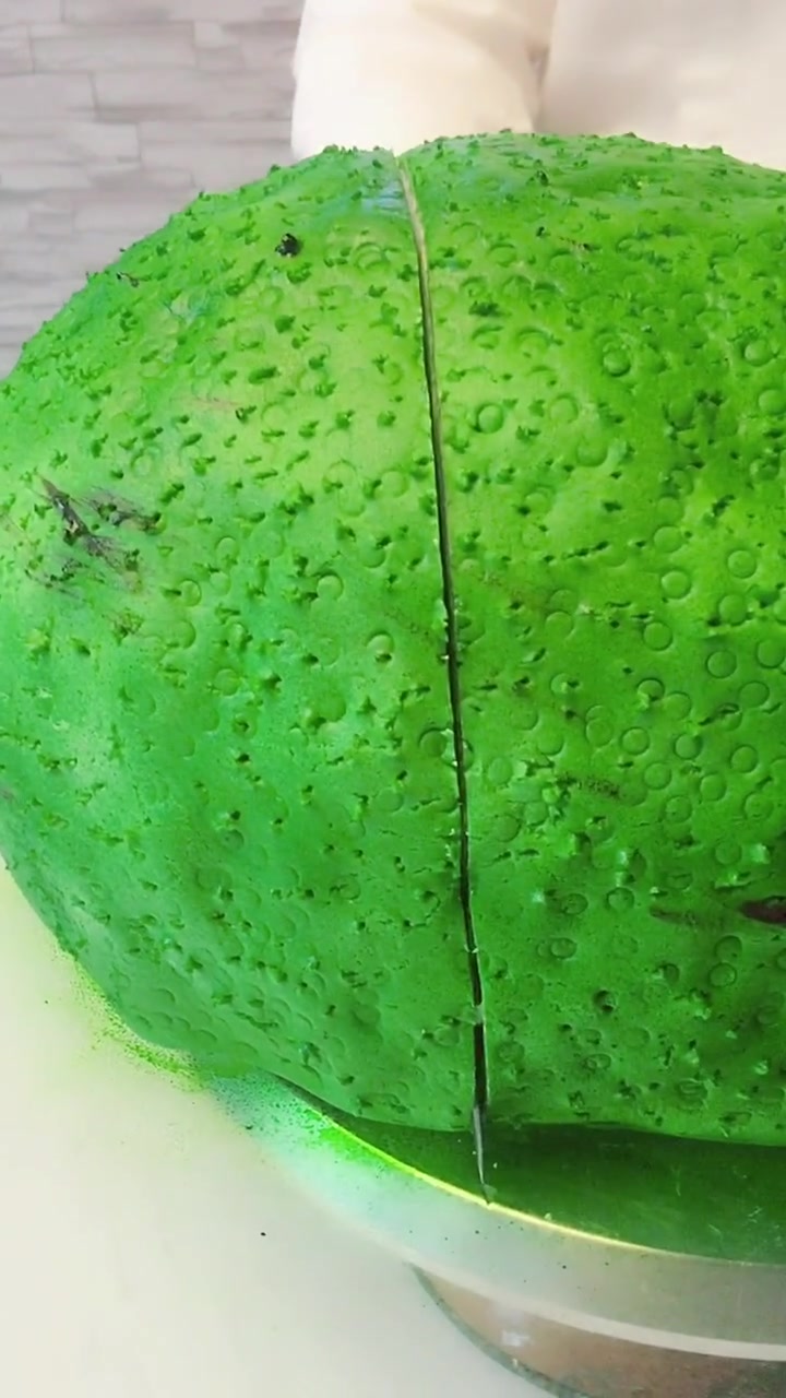 蛋糕师制作的菠萝蜜蛋糕,切开以后,里面竟是这个!