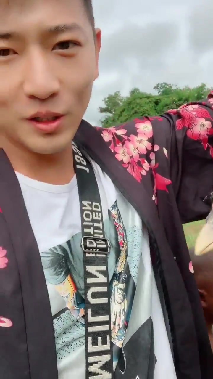 小伙手里提着一只大火鸡,非洲小朋友管它叫“咕噜咕噜”!