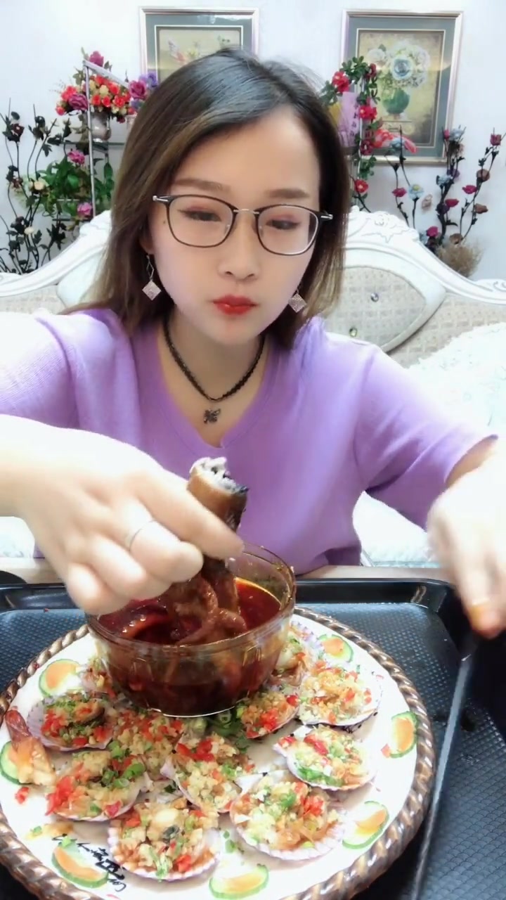 小姐姐爆章鱼头,吃完后一看,直呼有墨?