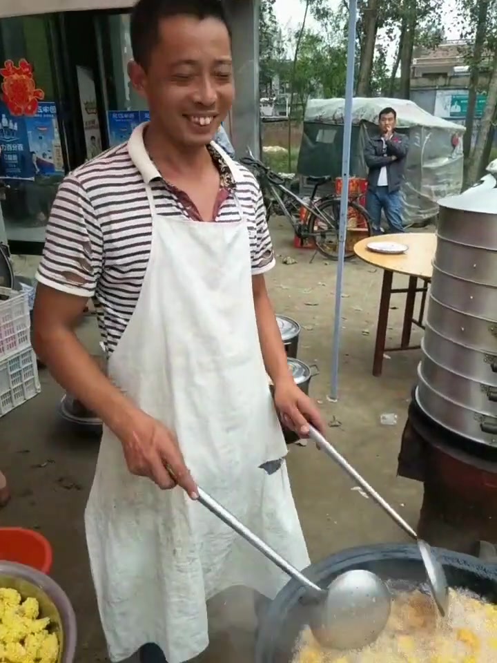 农村办酒席,大厨做的米香鸡块,看这金黄的成色就知道很好吃!