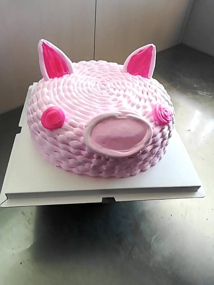 蛋糕师制作的粉色小猪蛋糕,这也太可爱了吧,哈哈