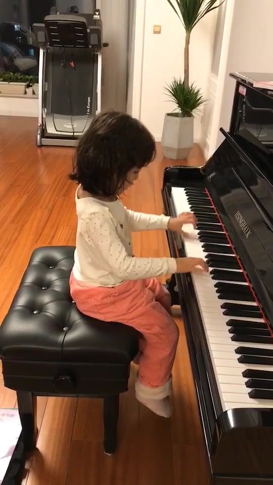 宝宝听着音乐出生的,今年四岁半了,这曲红头绳你们觉得怎么样?