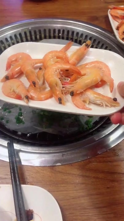 活久见,还是第一次见在自助餐上炒菜吃的,这波操作厉害了