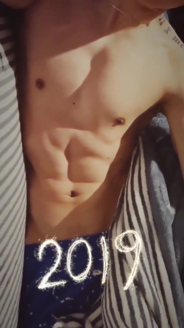 小哥哥一言不合就秀腹肌,看得我脸都红了,你们喜欢这样的男生吗