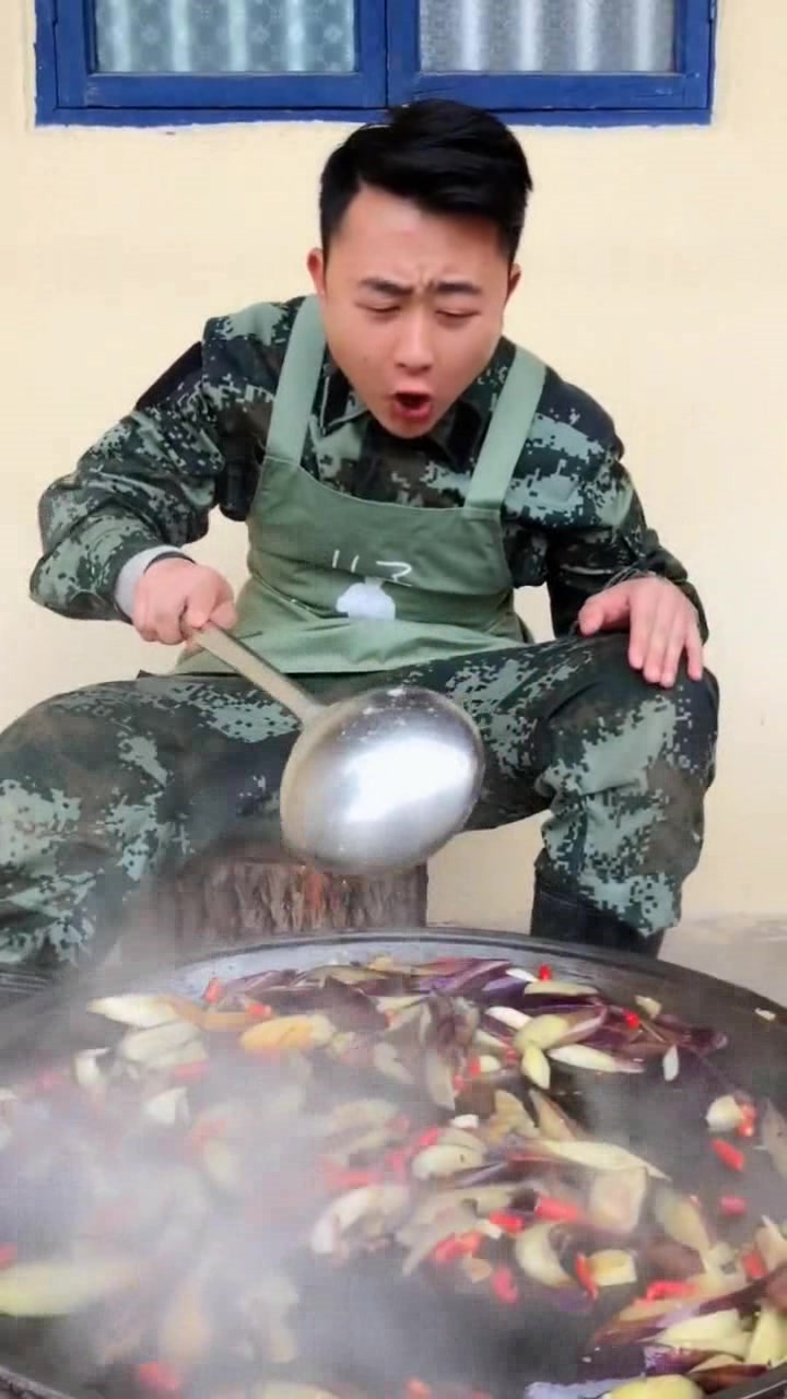 照片拍着拍着就做菜了,今天和老爹做茄子吃,喝碗酒配着米饭开吃