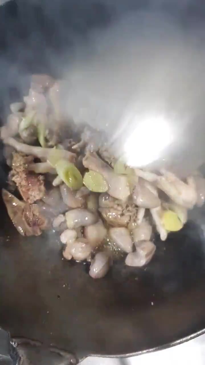 鸡爪鸡胗鸡心鸡肝四宝混合起来教你在家这样做,美味又营养哦!