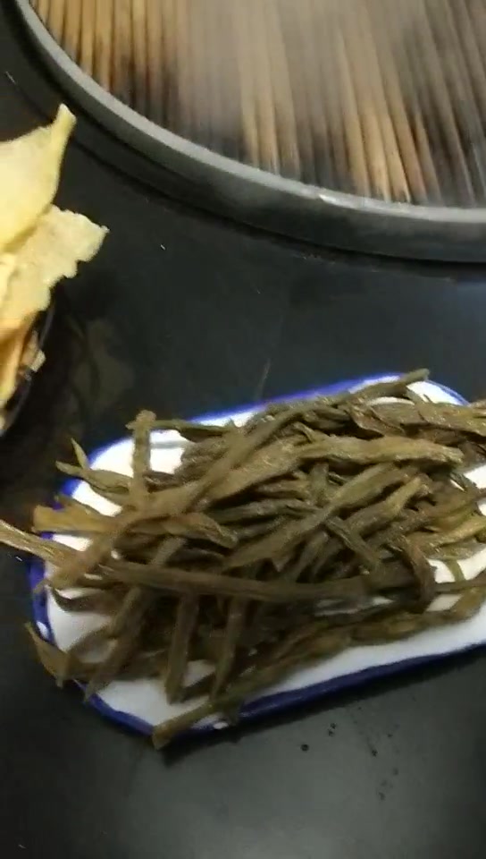 下雪天,最适合吃铁锅炖……大鹅、大鱼、羊肉,哈哈!