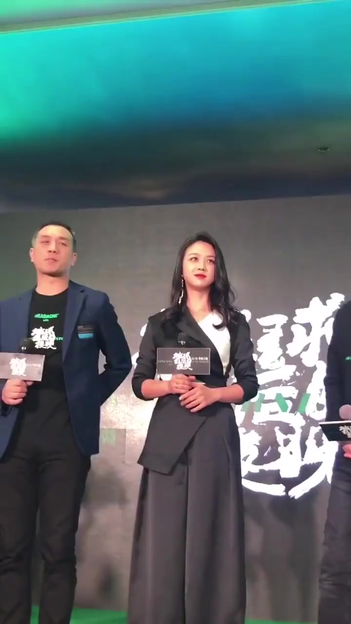 汤唯身穿黑白拼接长裙,大波浪长发披肩,非常有气质