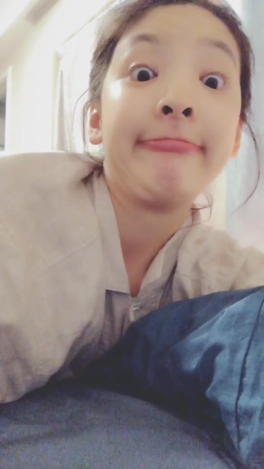 章若楠小姐姐,表情包真多,露出的双下巴的样子像只小企鹅真可爱