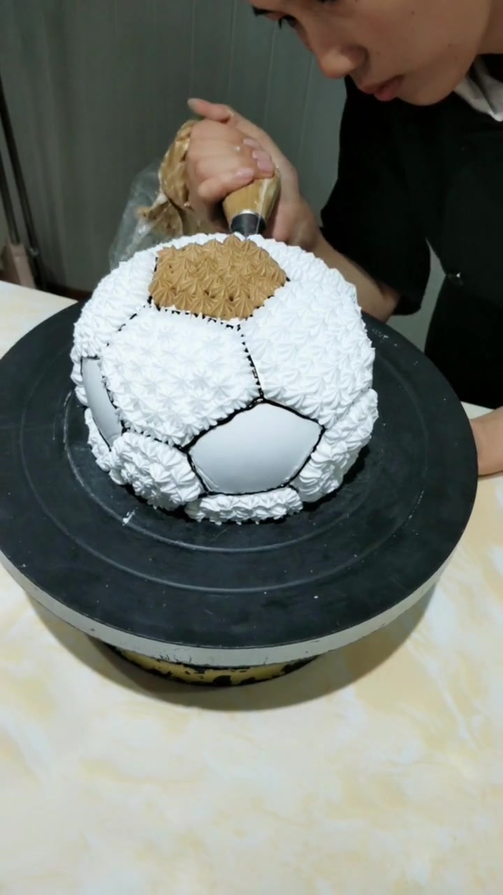 蛋糕师制作的足球蛋糕,这也太精致了吧,超喜欢