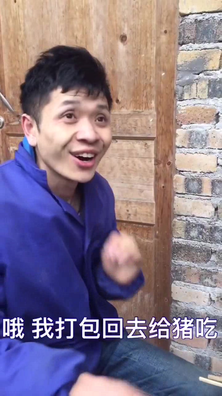 小伙打包剩饭,不想叫人知道自己吃,下一秒服务员亮了