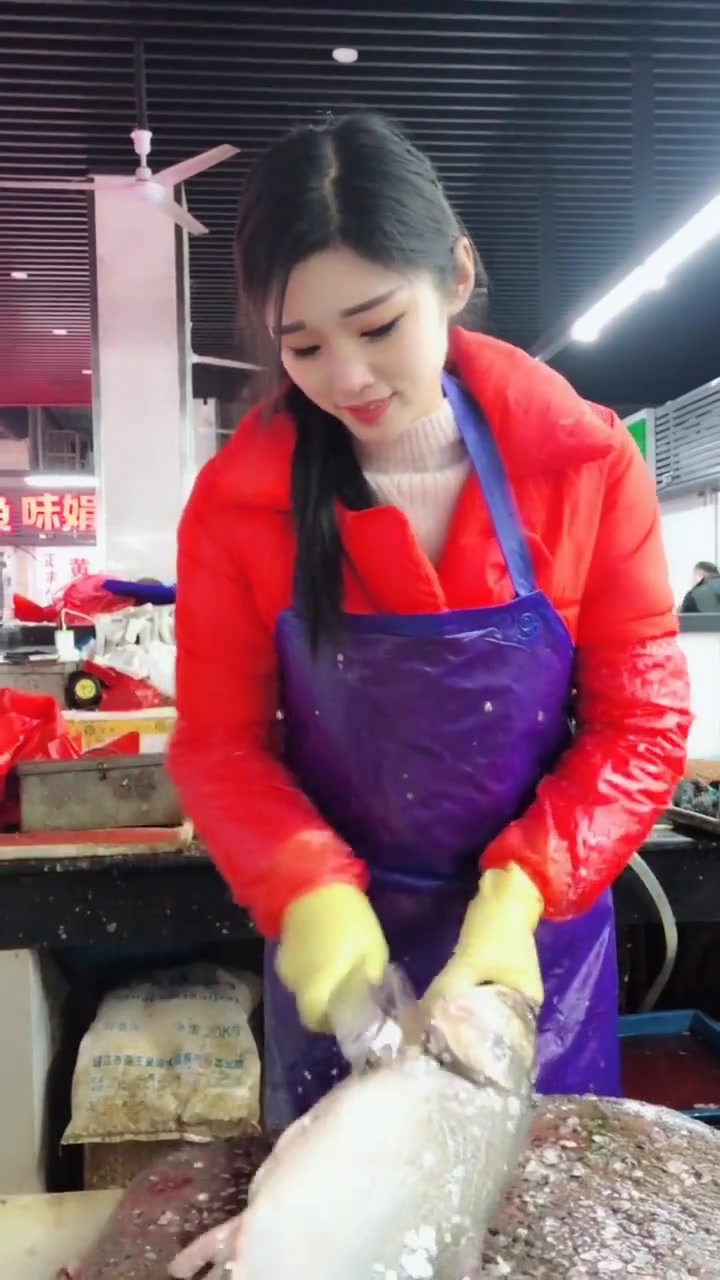 这杀鱼的小姐姐火了,看到她熟练的手法,就知道干这个有年头了!
