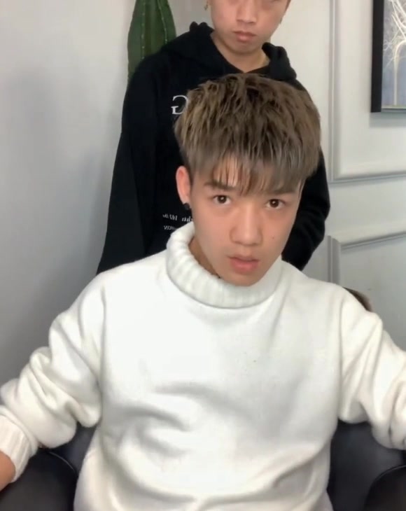 男生剪了款发型,剪完变身小鲜肉,真是帅气