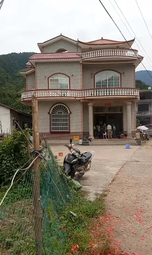 农村自建小别墅,窗户的设计,屋顶的设计真有想法