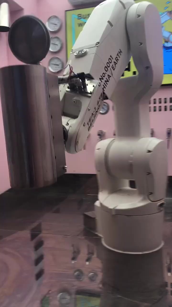店里的奶茶机器人,最后这个动作是认真的吗,网友:注入灵魂!