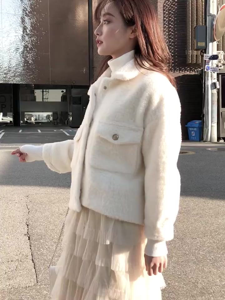冬天就要这样穿,白色羊羔毛外套搭配蛋糕裙,优雅又气质!