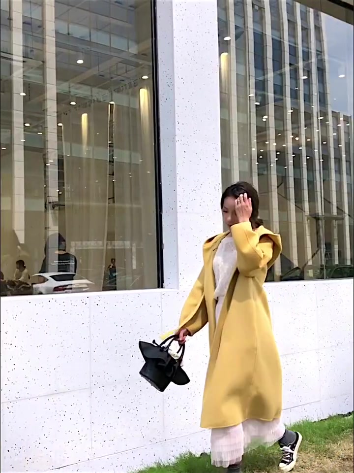 黄色长款大衣搭配白色长裙,清新又美好,简单又时尚的穿搭!