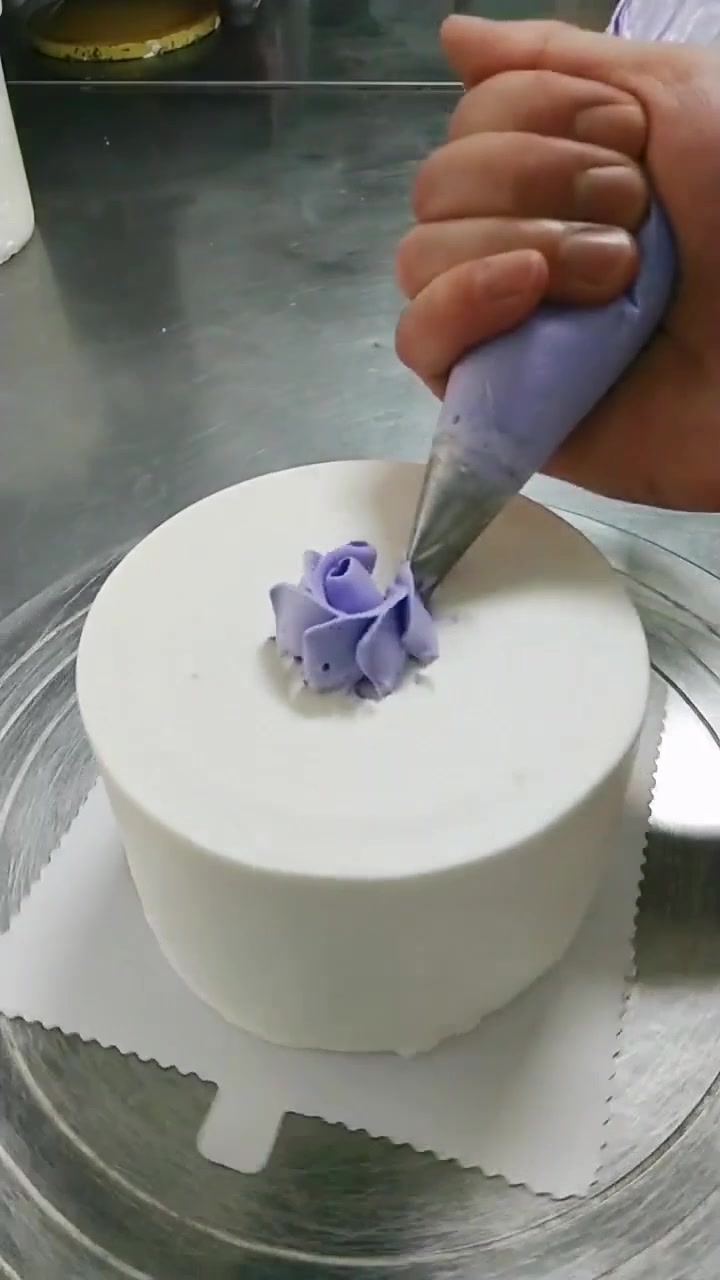 师傅的手艺真好,做出来的蛋糕造型好看,都舍不得吃了