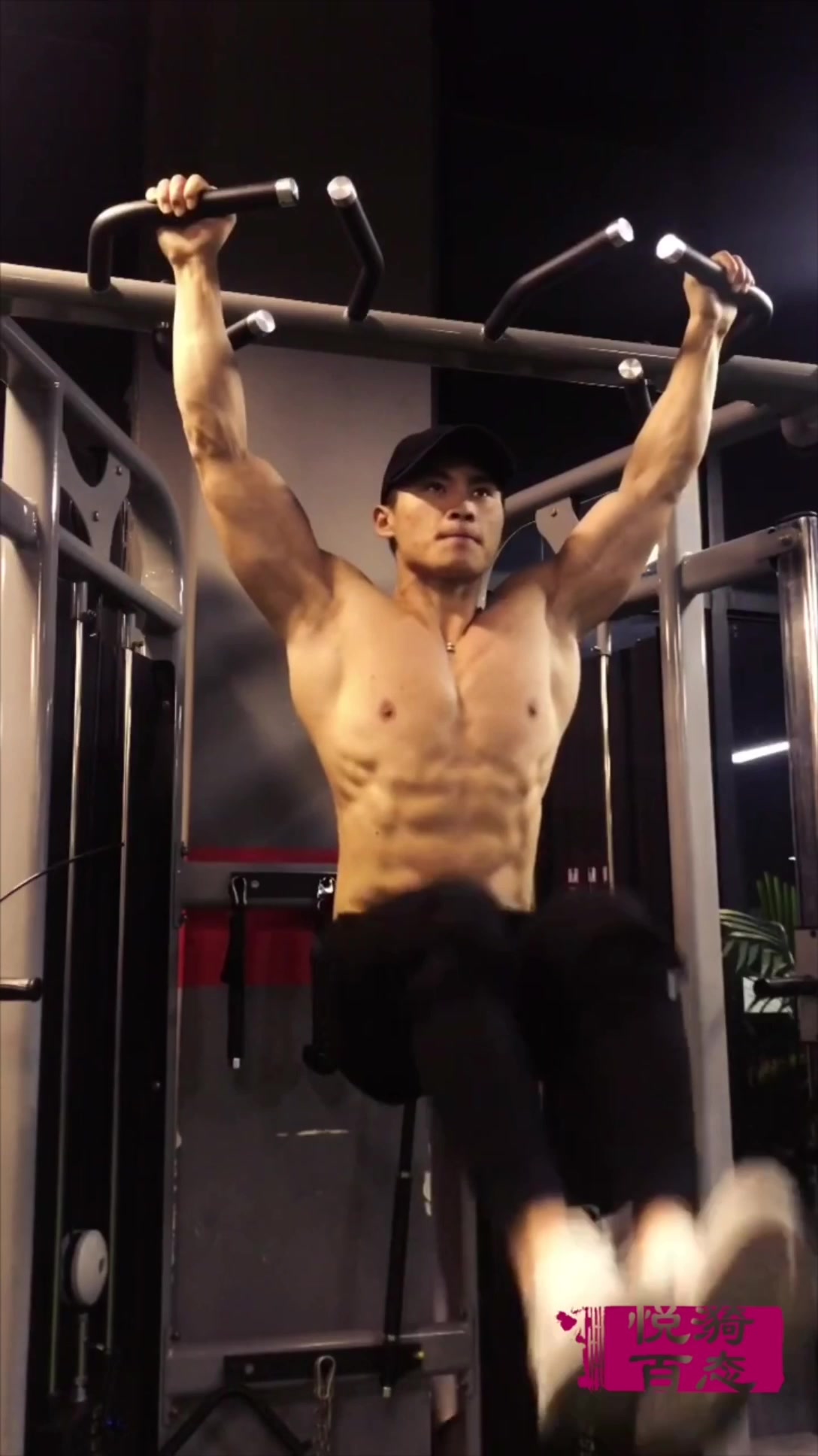 帅气的肌肉型男一枚,线条清晰的腹肌和鲨鱼线也太迷人了吧!