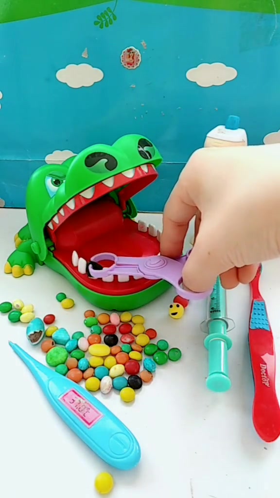 大鲨鱼糖果吃多了牙齿痛