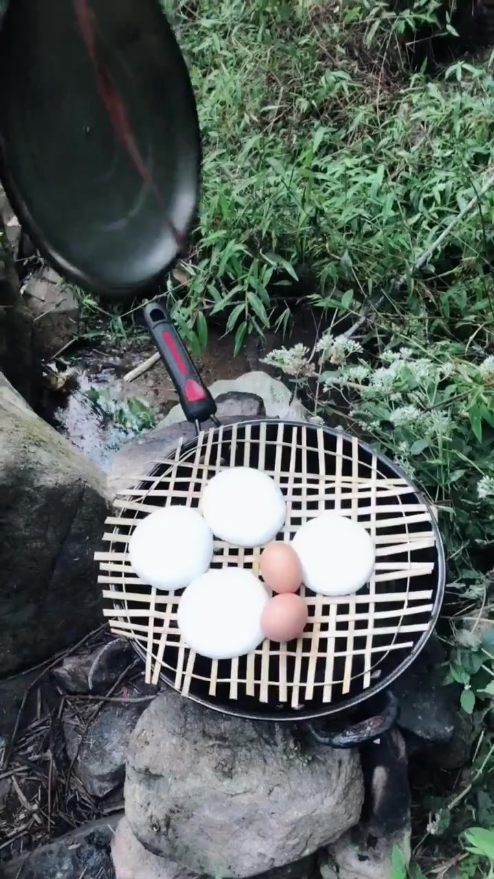 利用竹子做一个蒸笼,为自己做一顿美食