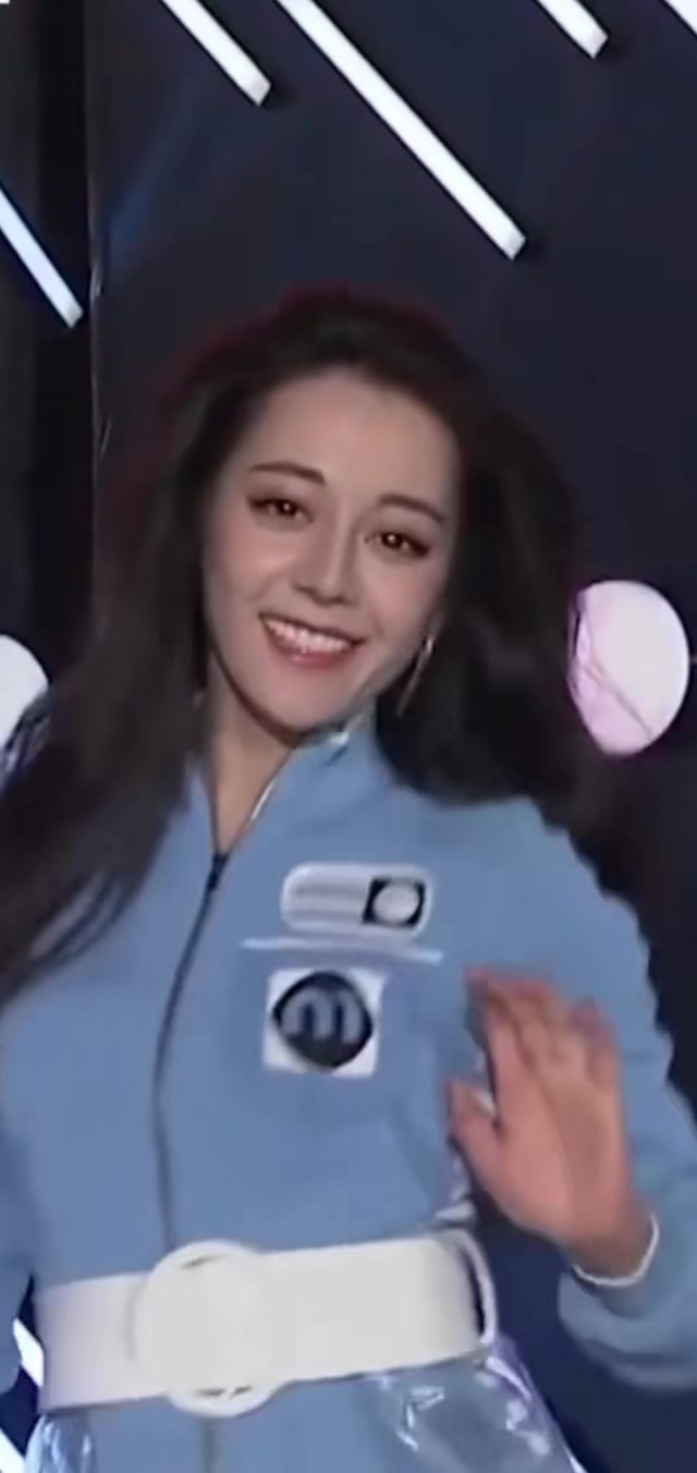 迪丽热巴跳舞,看上去像小仙女,真好看!