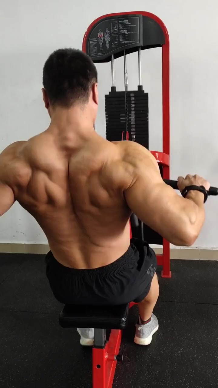 肌肉男:为了看小哥的肌肉线条,我狠心的揭开了手机钢化膜!