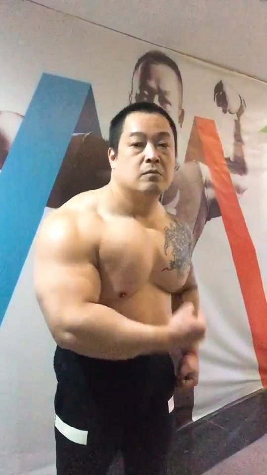 肌肉男:你能分清这是肌肉还是肥肉吗?我觉得各占一半!