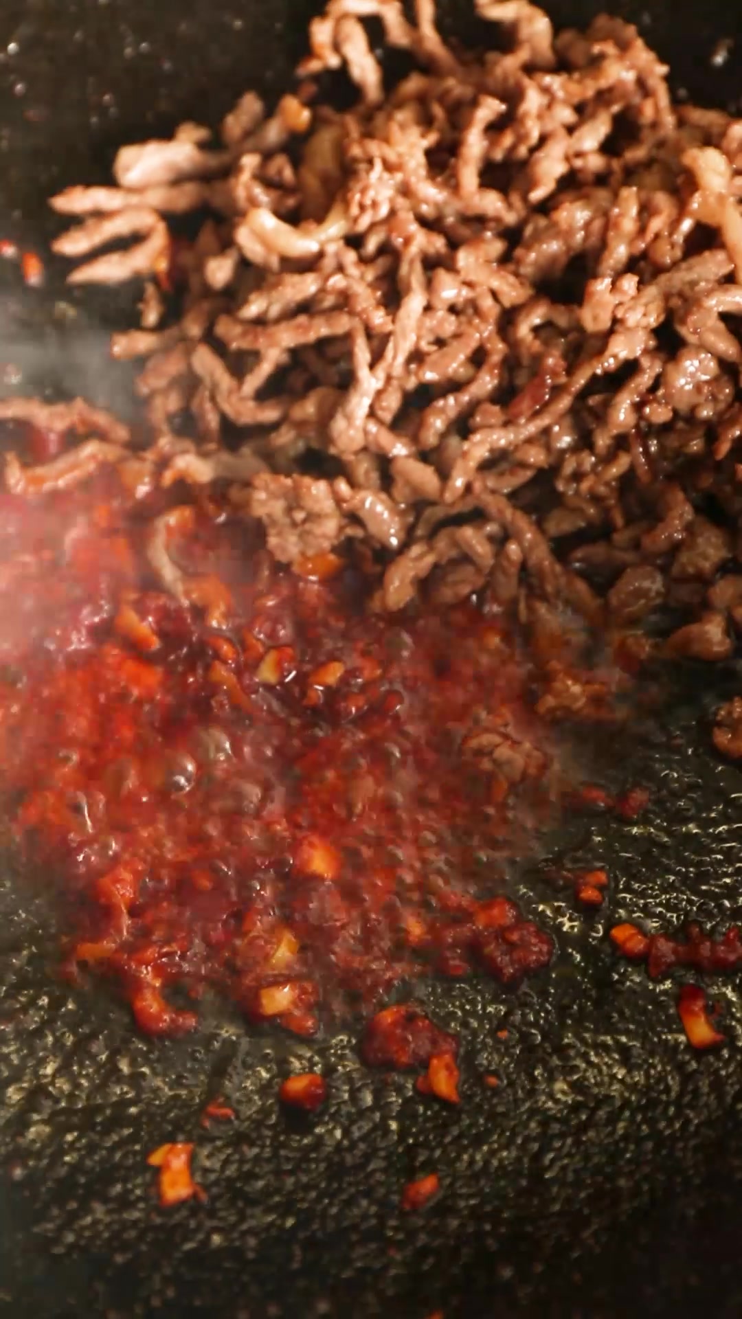 这是茶树菇炒牛肉家常做法,牛肉这样腌制更嫩滑,超下饭