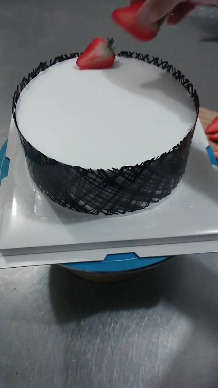 师傅做的蛋糕造型看起来不错,好喜欢这个蛋糕啊,都舍不得吃了