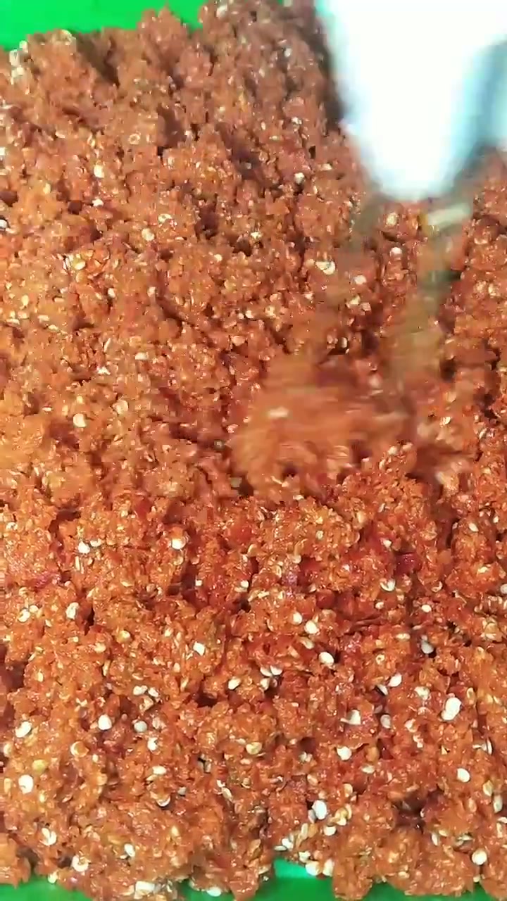 自制正宗的辣椒酱,不管拌米饭拌面条都非常香,放置半个月就能吃