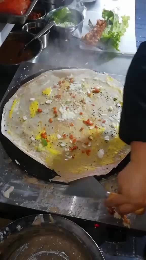 煎饼就要这么吃,金黄喷香好味道!这个视频的背景音乐是真的嗨