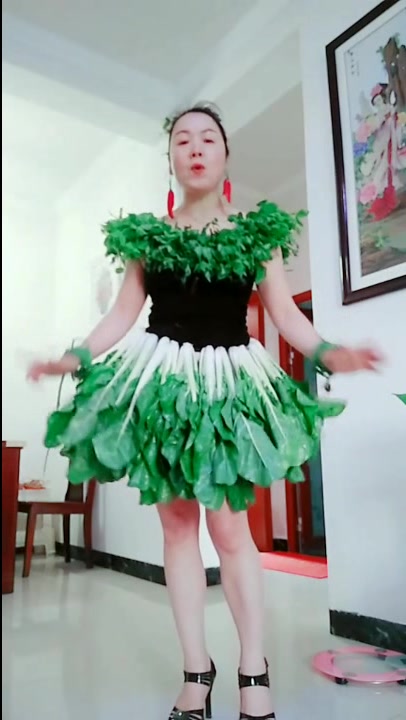 丈母娘穿蔬菜衣服唱歌,好像又年轻了10岁,真漂亮