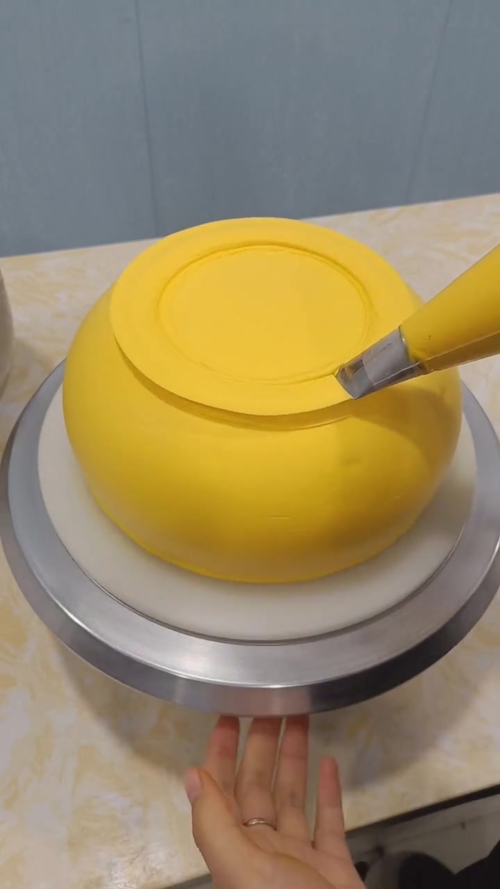 蛋糕师制作的钱袋子蛋糕,看着就很精致,超赞