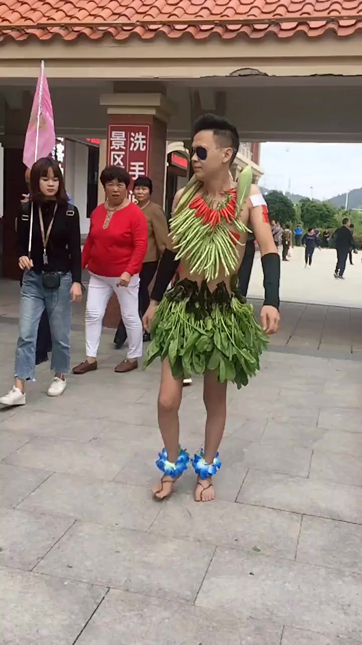 小伙把蔬菜做成衣服户外走秀,时尚界明日之星,惊呆了后面的大妈
