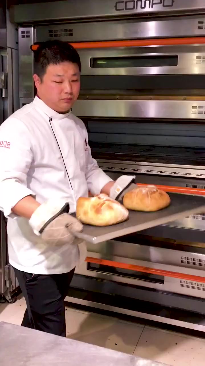 网红面包鸡,包着整整一只土鸡,切开的那一刻口水都要忍不住了!