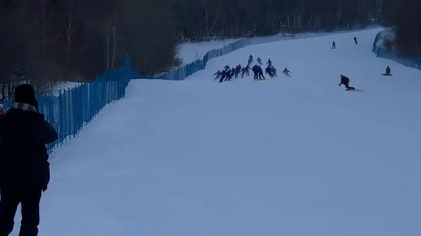 亚布力滑雪场的这条赛道,全长4000米,国内第一,世界一流,1996年亚冬会就是在这里举办