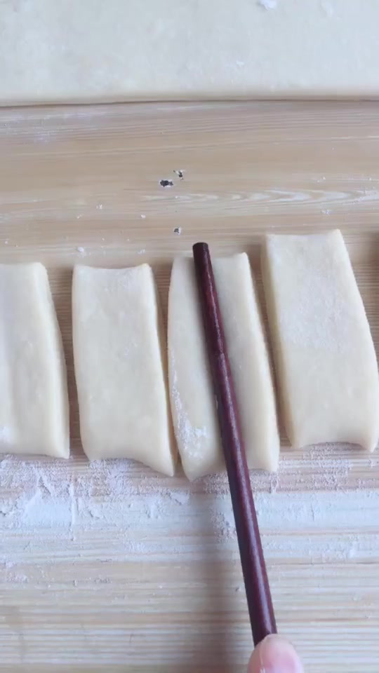 国宴油条自己制作简单易学,不含添加剂蓬松喧软,大人孩子都爱吃