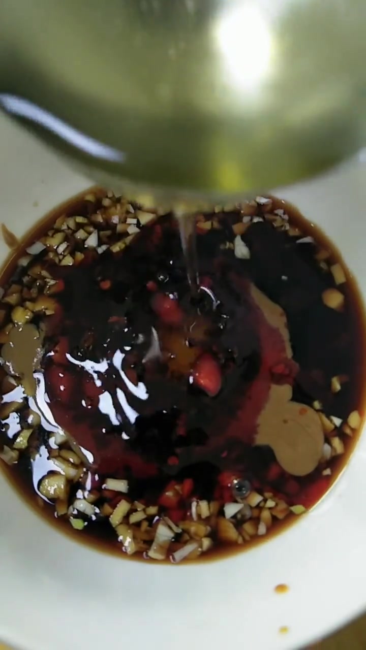 家常版的口水鸡,做法非常的简单,其实这碗酱汁才是精髓啊