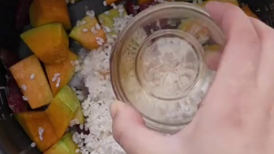 【饭菜一锅端,南瓜腊肠焖饭】今天是不是懒得做饭了?那就饭菜一锅端吧,南瓜腊肠焖饭!所有食材