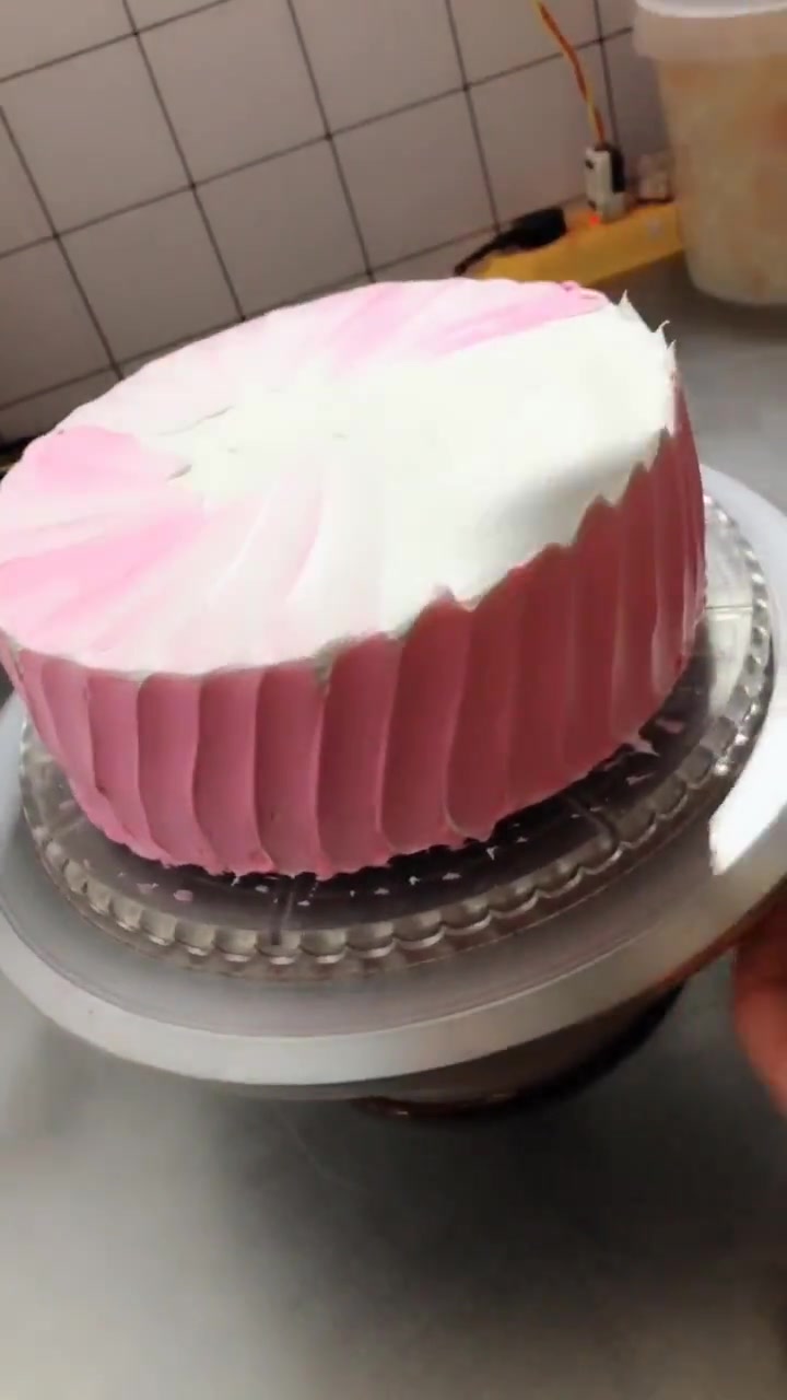 牛人制作的皇冠蛋糕,好梦幻,你喜欢吗?