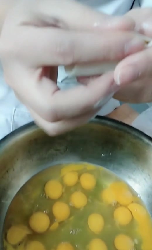 分享一个饺子的包法过程,双手一捏简单快速,收藏起来过年包吧!