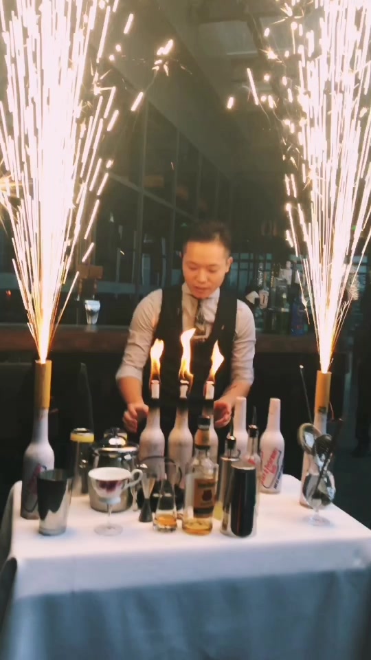 喝了一杯最炫酷的火锅鸡尾酒,小哥哥太帅了,外国小哥哥都惊呆了