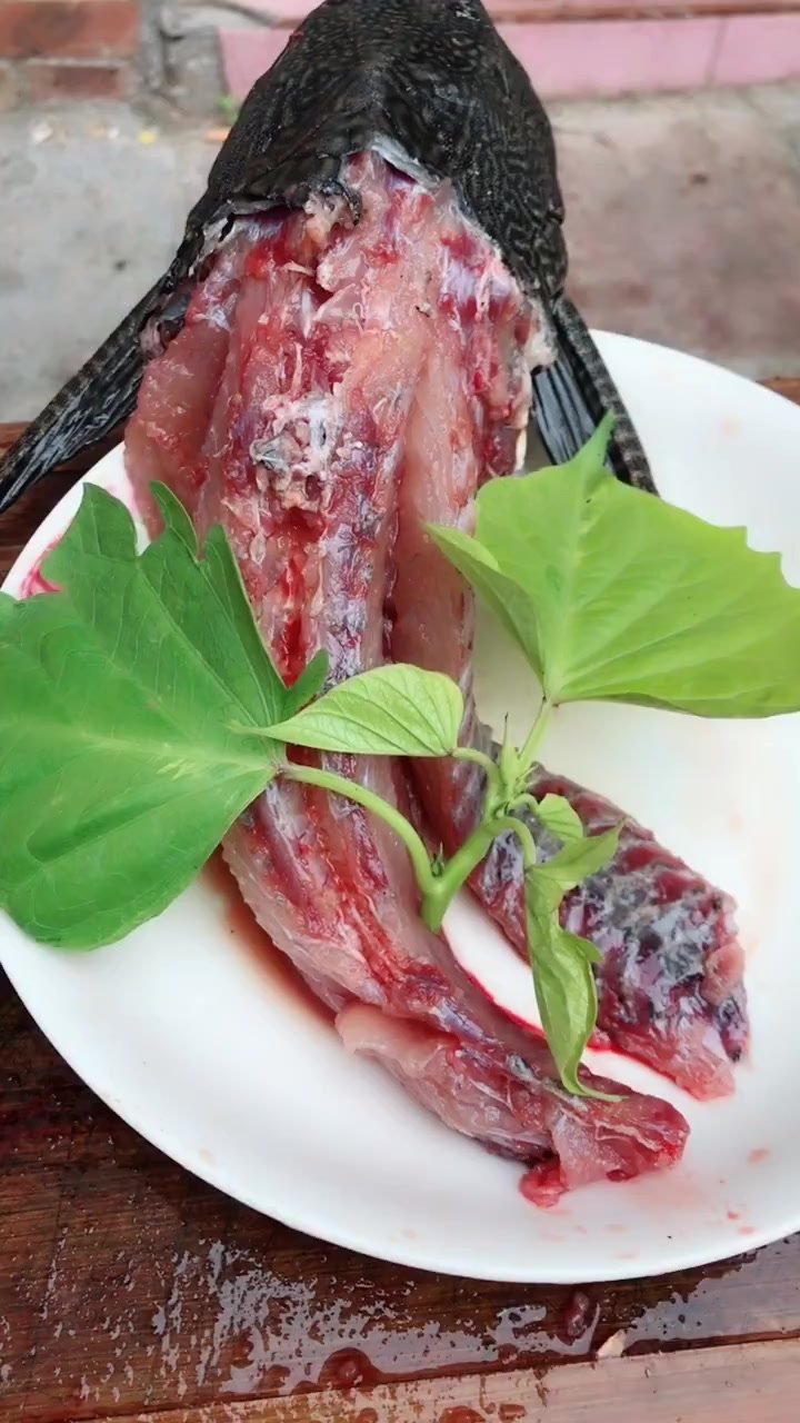 农村小伙用清道夫来油炸,这东西真的能吃吗?小伙还说美味出锅!